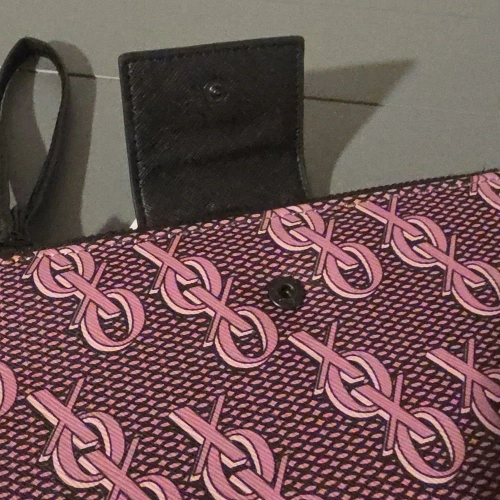 XOXO NWT Monogrammed Large Wristlet - Picture 8 of 9
